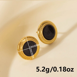 Details von 18K vergoldeten Edelstahl-Ohrringen mit Maßen 1,5 cm und einem Gewicht von 5,2g