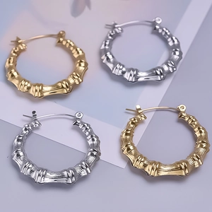 Dettaglio di orecchini a cerchio texture bambù in oro e argento acciaio inossidabile 304