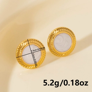 Makro-Detail von 1,5cm vergoldeten Ohrringen mit weißer Marmor-Textur und gedrehtem Rand