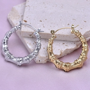 Orecchini a cerchio texture bambù in oro e argento su base in pietra naturale