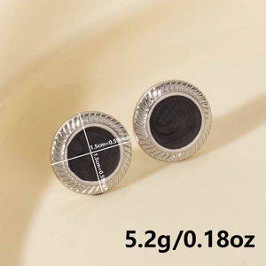 Detailansicht runder 304 Edelstahl-Ohrringe mit schwarzer Emaille und strukturierter Kante