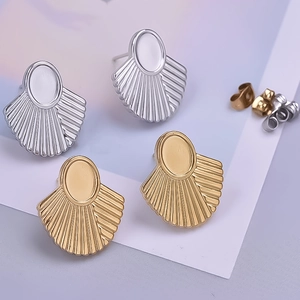 Dettaglio di orecchini a ventaglio irregolari in oro 18k e argento con chiusura farfalla