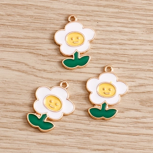 Tre ciondoli a girasole in smalto bianco con faccine sorridenti per gioielli fai da te