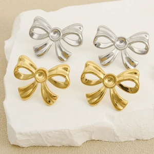 Detail of bow-shaped 304 stainless steel earrings in gold and silver finish