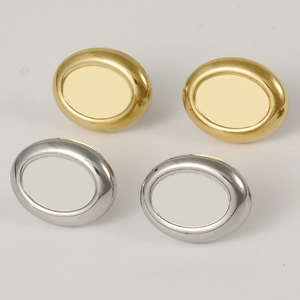 Vista macro di orecchini a perno ovali minimalisti placcati 18k in finiture oro e argento