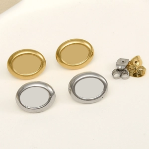 Vista dettagliata delle basi per orecchini ovali in acciaio inox oro 18k e argento
