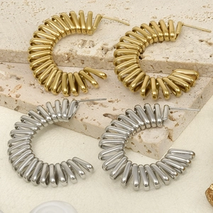 Boucles d'oreilles spirales en forme de C, finitions or et argent sur pierre texturée