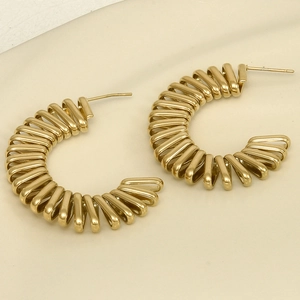 Détail de boucles d'oreilles spirales en C dorées avec design en acier inoxydable 304