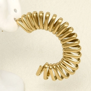 Boucles d'oreilles créoles spirales en C en acier inoxydable doré pour un look moderne