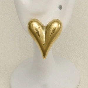 Poliert 304 Edelstahl goldene Herz-Ohrstecker für Damen gezeigt auf dem Ohr-Modell