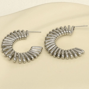 Détail macro des boucles d'oreilles spirale en forme de C en acier inoxydable 304 moderne