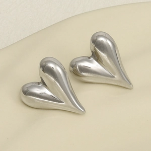 Nahaufnahme der polierten 304 Edelstahl Herzohrringe mit 3D-Struktur und Metallic-Finish