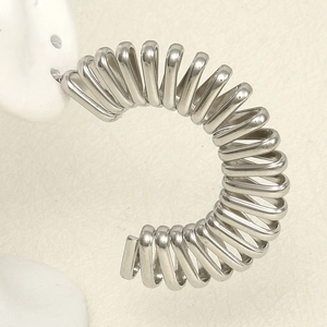 Vue macro de boucles d'oreilles créoles spirales en acier inoxydable 304 argenté poli