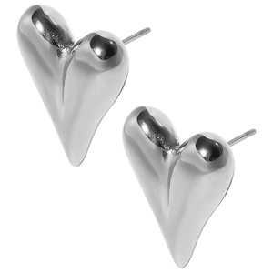 Detailansicht der 304 Edelstahl Herz-Ohrstecker mit polierter silberner Spiegeloberfläche