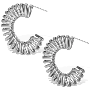 Vue macro de boucles d'oreilles spirales en C argentées en acier inoxydable poli