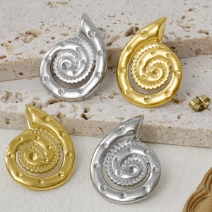 Vista dettagliata di orecchini a lobo a spirale di conchiglia placcati oro e argento