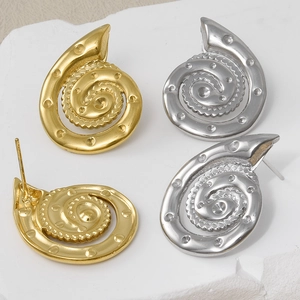 Dettaglio macro di orecchini a forma di conchiglia marina in acciaio inossidabile 18k oro