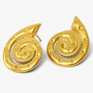 Dettaglio dei orecchini a spirale conchiglia in acciaio inossidabile placcato oro 18k