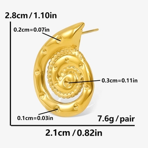 Vista macro degli orecchini a conchiglia in oro 18k con dimensioni e peso del prodotto
