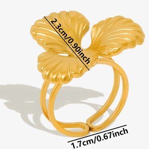 Close-up of gold 304 stainless steel clover ring with detailed 2.3cm flower and size labels