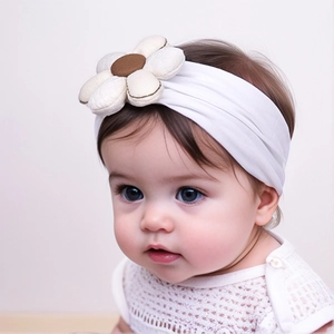 Gros plan d'un bandeau pour bébé en tissu élastique blanc avec une fleur 3D douce