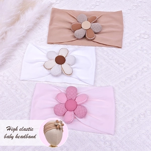 Détail de bandeaux élastiques pour bébé avec pétales de fleurs 3D et centres de boutons