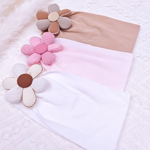 Ensemble détaillé de trois bandeaux bébé souples avec grandes décorations de fleurs