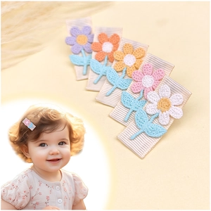 Details von 5er-Set Kinder-Haarclips mit bestickten Blumen und geripptem Stoffuntergrund