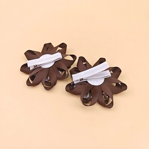 Paire de barrettes à fleurs marron en ruban gros-grain avec pinces crocodiles antidérapantes