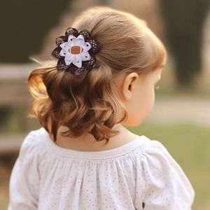 Gros plan d'un enfant portant une pince à cheveux avec nœud à pois et motif de football