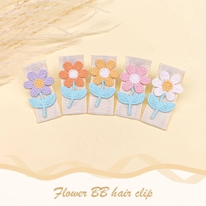Detailansicht der 5er-Pack florale Stickerei Haarklammern in Pastellfarben für Mädchen