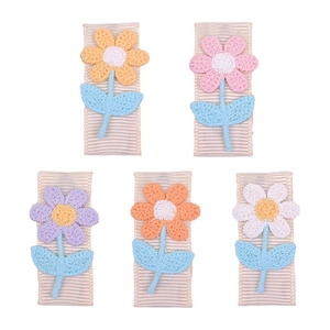 Set mit 5 quadratischen Haarklammern mit handbestickten Blumen in verschiedenen Farben