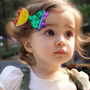 Fiocco per capelli arcobaleno con glitter indossato da una bambina all'aperto