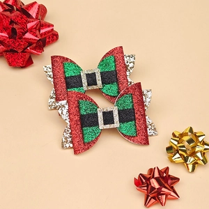Detailaufnahme glitzernder Weihnachts-Haarspangen im Santa-Stil mit Pailletten und Gold
