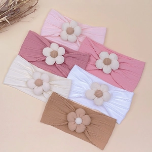 Vue détaillée de six bandeaux pour bébé en tissu texturé avec grandes fleurs centrales