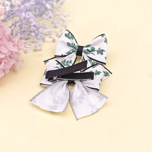 Paire de barrettes nœuds faits main avec imprimé feuilles vertes sur tissu pour filles