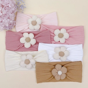 Vue à plat de six bandeaux élastiques pour bébé avec grandes fleurs en tissu colorées