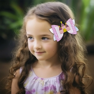 Gros plan sur un nœud papillon rose pailleté avec motif château pour petite fille
