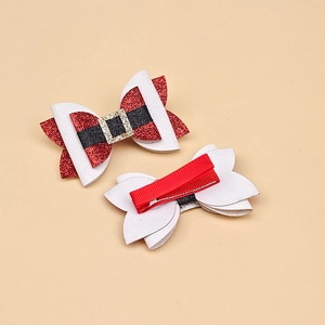 Detailansicht der Glitzer-Weihnachtshaarspangen mit Gürteldesign und stoffbezogenen Clips