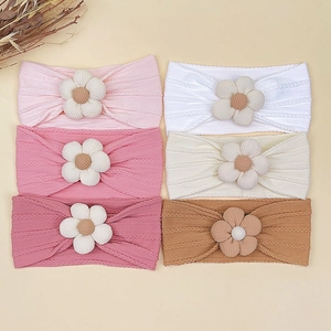 Détail du lot de 6 bandeaux pour bébé en maille côtelée avec fleurs 3D rembourrées