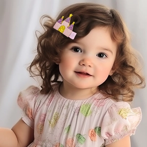 Fillette portant une barrette château à paillettes avec un nœud en cuir PU rose et violet