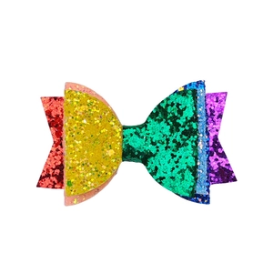 Dettaglio del fermaglio arcobaleno glitterato con strati di paillettes e trama lucida