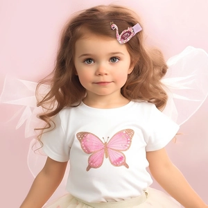 Détail de la pince à cheveux cygne rose pailleté avec couronne dorée sur enfant