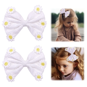 Barrettes à cheveux en dentelle avec marguerites, vue détaillée du produit et portée sur enfant
