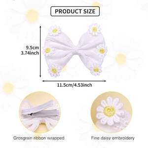Détail de la pince à cheveux noeud en dentelle et marguerite avec clip ruban gros-grain