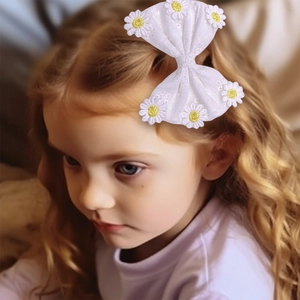Détail du nœud de cheveux en dentelle blanche avec broderie de marguerite jaune