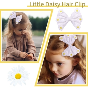 Vue détaillée de la barrette à nœud blanc pour enfants avec broderie marguerite