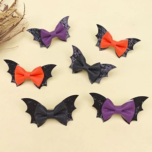 Détail de pinces à cheveux ailes de chauve-souris à paillettes pour Halloween en noir et orange