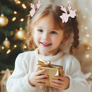 Gros plan d'un enfant portant des pinces à cheveux bois de renne rose pailleté pour Noël