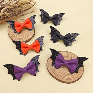 Détail des nœuds papillon ailes de chauve-souris pailletées en orange, violet et noir